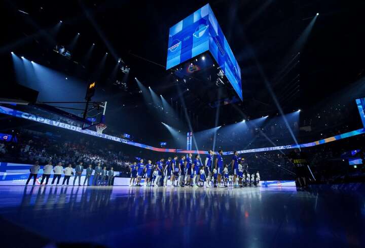Susijengi pelaamassa.